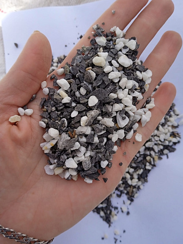 Kamenclub.ru: Мраморная крошка (щебень галтованный микс:: белый-черный) фр.5-10 мм  купить в Новосибирске мрамор белый, черный, молочный, серый галтовка мраморная окатанная декоративная ландшафтная 15500 руб/т   фото КАМЕНЬ КЛУБ