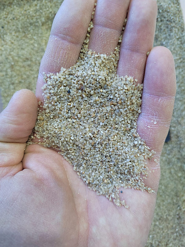 Кварцевый песок для площадок фр. 0,6-1,2 мм.  купить в Новосибирске фото Камень Клуб