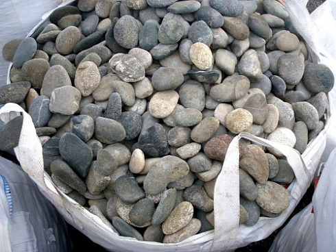 Kamenclub.ru: Галька речная плоская (ассорти) фр. 70-150 мм. купить  в Новосибирске галька галечник серый белый темно-серый синий светло-серый плоская природная галька  9000 руб/т   фото КАМЕНЬ КЛУБ
