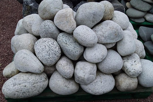 Kamenclub.ru: Бело-серый валунчик фр.100-300 мм.  купить в Новосибирске крупный камень для ландшафта серый, белый бело-серый валун крупная галька 4500 руб/т   фото КАМЕНЬ КЛУБ