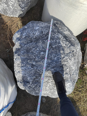Kamenclub.ru: Черный мрамор скальник фр. 1000-1500 мм.  купить в Новосибирске мрамор черный белый серый крупный колотый валун ландшафтный 9000 руб/т   фото КАМЕНЬ КЛУБ