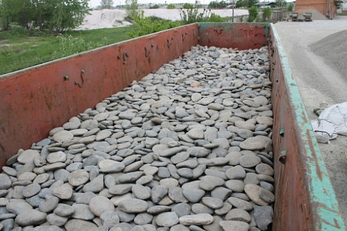 Kamenclub.ru: Галька речная плоская (ассорти) фр. 100-200-300 мм купить  в Новосибирске галька галечник природный серый, белый темно-серый синий рыжий светло-серый природная галька плоская крупная 8000 руб/т   фото КАМЕНЬ КЛУБ