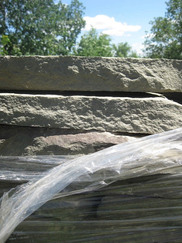 Kamenclub.ru: Песчаник пластушка серо-зеленый (1,5 см)  купить в Новосибирске плитняк - пластушка серо-зеленый, серый, зеленый пластушка рваная ландшафтная колотая 10200 руб/м3   фото КАМЕНЬ КЛУБ