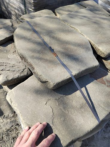 Kamenclub.ru: Песчаник пластушка светло-серый (3,0 см)  купить в Новосибирске песчаник светло-серый, серый песчаник рваный ландшафтный колотый 13800 руб/м3   фото КАМЕНЬ КЛУБ