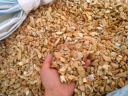 Kamenclub.ru: Щебень крошка желтый (ЗЛАТОЛИТ) фр. 5-10 мм.  купить в Новосибирске мрамор золотистый, бежевый, желтый каменная ландшафтная декоративная крошка здатолита 8500 руб/т   фото КАМЕНЬ КЛУБ