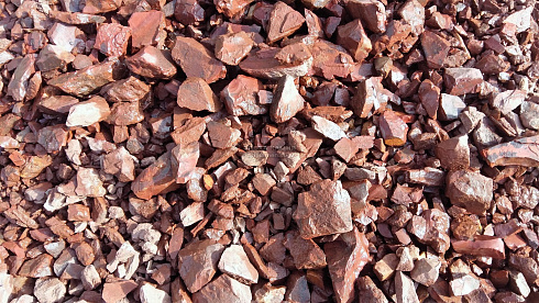 Kamenclub.ru: Щебень крошка красный (ЯШМА) фр. 5-10 мм.  купить в Новосибирске крошка каменная яшмы красный, бордовый, темно-красный декоративная крошка ландшафтная каменная яшмоидная 8500 руб/т   фото КАМЕНЬ КЛУБ