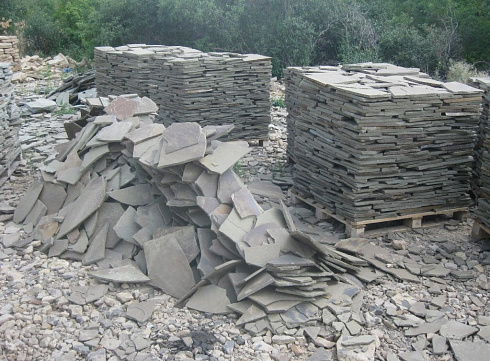 Kamenclub.ru: Песчаник пластушка серо-зеленый (1,5 см)  купить в Новосибирске плитняк - пластушка серо-зеленый, серый, зеленый пластушка рваная ландшафтная колотая 10200 руб/м3   фото КАМЕНЬ КЛУБ