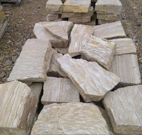 Kamenclub.ru: Песчаник пластушка желтый с рисунком (7-15 см)  купить в Новосибирске плитняк - пластушка - бут желтый песчаник 10200 руб/м3   фото КАМЕНЬ КЛУБ