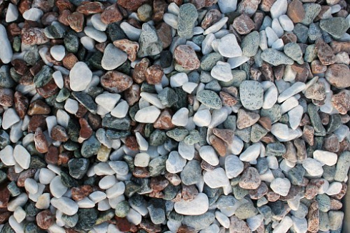 Kamenclub.ru: Мраморная крошка (щебень галтованный микс:белый-зеленый-розовый) фр.20-40 мм.  купить в Новосибирске мрамор белый, зеленый, розовый мрамор декоративный (галтовка) 15500 руб/т   фото КАМЕНЬ КЛУБ