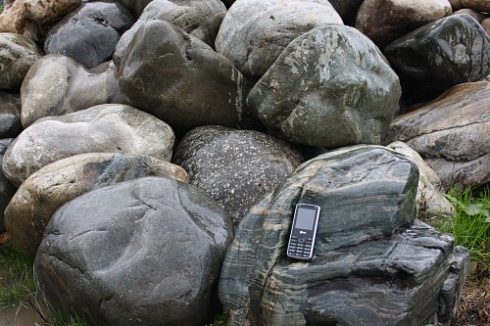 Kamenclub.ru: Речной валун Кабанчик фр.300-500 мм.  купить в Новосибирске крупный природный камень галька серый, темно-серый речной валун галечник масштабный 7000 руб/т   фото КАМЕНЬ КЛУБ