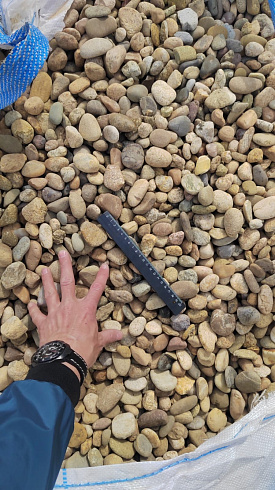 Kamenclub.ru: Галька речная окат рыжая фр. 20-40 мм. купить  в Новосибирске галька речная окатанная рыжая желтая серая округлая речная галька 5000 руб/т   фото КАМЕНЬ КЛУБ