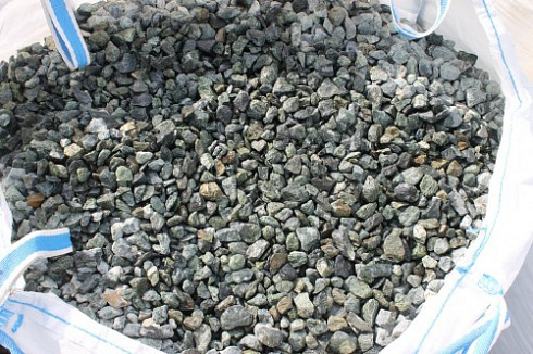 Kamenclub.ru: Щебень крошка зеленый (змеевик) фр. 20-40 мм.  купить в Новосибирске мрамор зеленый, салатовый ландшафтная мраморная крошка 8500 руб/т   фото КАМЕНЬ КЛУБ