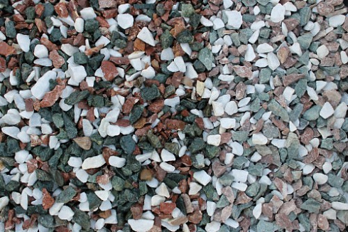 Kamenclub.ru: Мраморная крошка (щебень крошка микс: белый-зеленый-розовый) фр. 10-20 мм.  купить в Новосибирске мрамор белый, зеленый, розовый декоративный ландшафтный колотый щебень 12000 руб/т   фото КАМЕНЬ КЛУБ