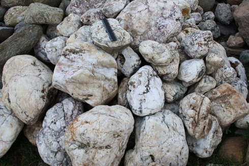 Kamenclub.ru: Кварцевый валунчик фр.100-300 мм.  купить в Новосибирске кварц белый, бежевый молочный рыжий крупный природный камень галечник 7850 руб/т   фото КАМЕНЬ КЛУБ