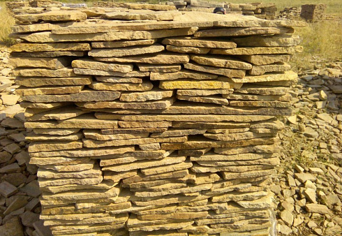 Kamenclub.ru: Песчаник пластушка желтый с разводом под дерево (2 см)  купить в Новосибирске плитняк желтый с разводами, желтый, рыжий, серый песчаник пластушка рваная ландшафтная 11 000 руб/м3   фото КАМЕНЬ КЛУБ