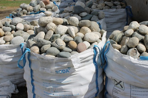 Kamenclub.ru: Речной валун (Ассорти) фр.100-300 мм.  купить в Новосибирске галечник серый, темно-серый, светло-серый речная галька крупных размеров 4200 руб/т   фото КАМЕНЬ КЛУБ