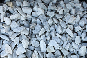 Kamenclub.ru: Мраморная крошка, щебень, цвет-белый, фр. 40-70 мм.  купить в Новосибирске мрамор белый молочный айвори мраморный каменный декоративный  12000 руб/т   фото КАМЕНЬ КЛУБ