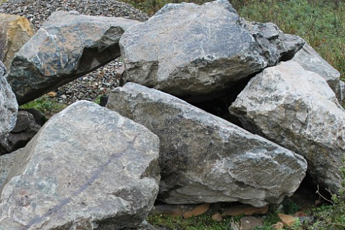 Kamenclub.ru: Змеевик скальник фр. 500-1500 мм.  купить в Новосибирске змеевик зеленый серый черный глыба скальная колотая 7500 руб/т   фото КАМЕНЬ КЛУБ