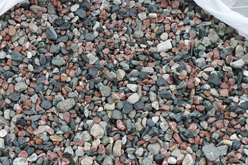 Kamenclub.ru: Мраморная крошка (щебень галтованный микс:: серый-зеленый-розовый) фр.10-20 мм.  купить в Новосибирске мрамор серый, зеленый, розовый щебень окатанный округлый декоративный ландшафтный 15500 руб/т   фото КАМЕНЬ КЛУБ