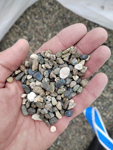 Kamenclub.ru: Галька речная окат (серая) фр.5-10 мм купить  в Новосибирске галька речная серая, серый, темно-серый, светло-серый, коричневый речная окатанная галька декоративная ландшатфная 5000 руб/т   фото КАМЕНЬ КЛУБ