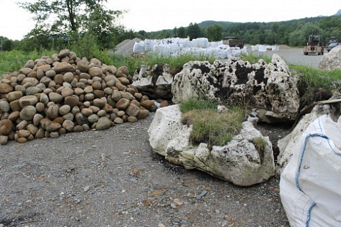 Kamenclub.ru: Песчаник ядра, фр. 100-300 мм  купить в Новосибирске песчаник бежевый серый рыжий речная галька 5 000 руб/т   фото КАМЕНЬ КЛУБ