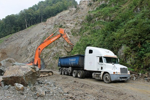 Kamenclub.ru: Гранит скальник (серо-зеленый) фр. 500-1500 мм.  купить в Новосибирске гранит мрамор  серый зеленый темно-серый глыба скальная колотая ландшафтная 7 500 руб/т   фото КАМЕНЬ КЛУБ