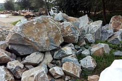 Kamenclub.ru: Гранит скальник (серо-зеленый) фр. 500-1500 мм.  купить в Новосибирске гранит мрамор  серый зеленый темно-серый глыба скальная колотая ландшафтная 7 500 руб/т   фото КАМЕНЬ КЛУБ