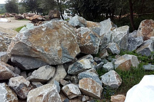 Kamenclub.ru: Гранит скальник (серо-зеленый) фр. 500-1500 мм.  купить в Новосибирске гранит мрамор  серый зеленый темно-серый глыба скальная колотая ландшафтная 7 500 руб/т   фото КАМЕНЬ КЛУБ