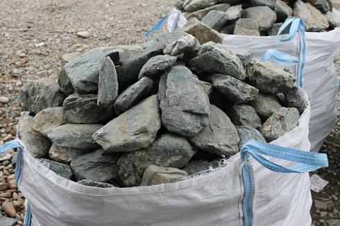 Kamenclub.ru: Гранит скальник (серо-зеленый) фр. 100-500 мм.  купить в Новосибирске гранит зеленый, серый, салатовый крупный ландшафтный валун 6 000 руб/т   фото КАМЕНЬ КЛУБ