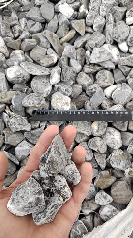 Kamenclub.ru: Щебень галтованный черный (мрамор) фр.40-70 мм.  купить в Новосибирске мрамор черный с белыми прожилками, черный, белый щебень галтованный округлый 13500 руб/т   фото КАМЕНЬ КЛУБ