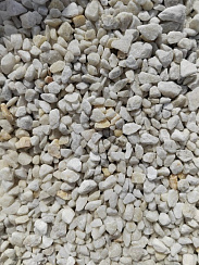 Kamenclub.ru: Мраморная крошка, щебень, цвет-белый, фр. 5-10 мм.  купить в Новосибирске мрамор белый, айвори, молочный мраморная каменная крошка ландшафтная 12000 руб/т   фото КАМЕНЬ КЛУБ