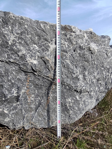 Kamenclub.ru: Черный мрамор скальник фр. 1000-1500 мм.  купить в Новосибирске мрамор черный белый серый крупный колотый валун ландшафтный 9000 руб/т   фото КАМЕНЬ КЛУБ