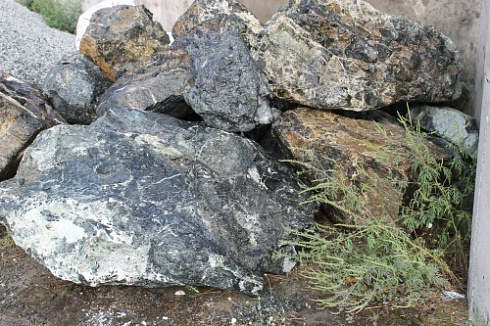 Kamenclub.ru: Змеевик скальник фр. 500-1500 мм.  купить в Новосибирске змеевик зеленый серый черный глыба скальная колотая 7500 руб/т   фото КАМЕНЬ КЛУБ