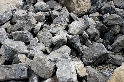 Kamenclub.ru: Черный мрамор скальник фр. 1000-1500 мм.  купить в Новосибирске мрамор черный белый серый крупный колотый валун ландшафтный 9000 руб/т   фото КАМЕНЬ КЛУБ