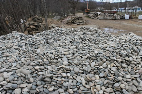 Kamenclub.ru: Галька речная плоская (ассорти) фр. 100-200-300 мм. купить  в Новосибирске галька плоская разноцветная серый белый темно-серый синий речная галька ландшафтная 8000 руб/т   фото КАМЕНЬ КЛУБ