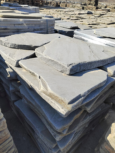 Kamenclub.ru: Песчаник пластушка галтованная светло-серая (3,0 см)  купить в Новосибирске песчаник светло-серый, серый ландшафтный камень рваный колотый 21000 руб/м3   фото КАМЕНЬ КЛУБ