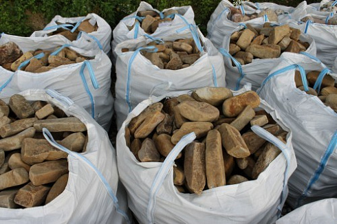 Kamenclub.ru: Песчаник для строительства и кладки блочный (фр 100-200 мм)  купить в Новосибирске песчаник бежевый серый рыжий валун мелкий для строительства песчаник 6500 руб/т   фото КАМЕНЬ КЛУБ