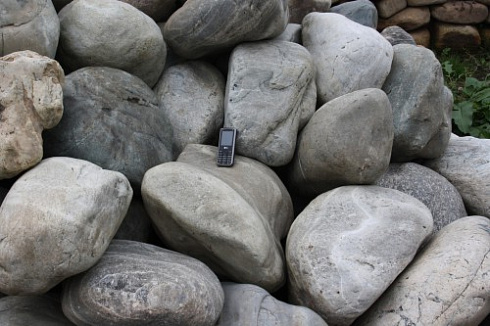 Kamenclub.ru: Речной валун Кабанчик фр.300-500 мм.  купить в Новосибирске крупный природный камень галька серый, темно-серый речной валун галечник масштабный 7000 руб/т   фото КАМЕНЬ КЛУБ