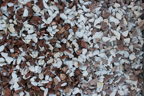 Kamenclub.ru: Мраморная крошка (щебень крошка микс: белый-розовый) фр. 10-20 мм.  купить в Новосибирске мрамор белый, розовый каменный декоративный ландшафтный щебень 12000 руб/т   фото КАМЕНЬ КЛУБ