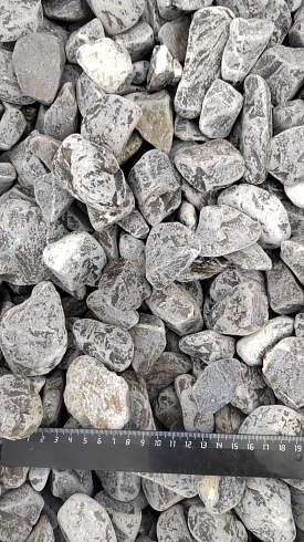 Kamenclub.ru: Щебень галтованный черный (мрамор) фр.40-70 мм.  купить в Новосибирске мрамор черный с белыми прожилками, черный, белый щебень галтованный округлый 13500 руб/т   фото КАМЕНЬ КЛУБ